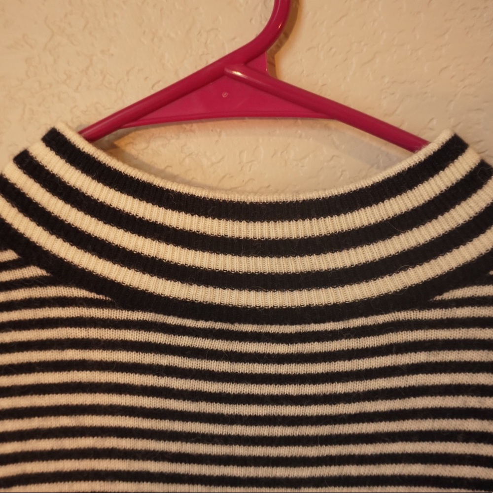 Madewell size Medium sweater. Navy and white stripes. Soft and warm. - Picture 3 of 4